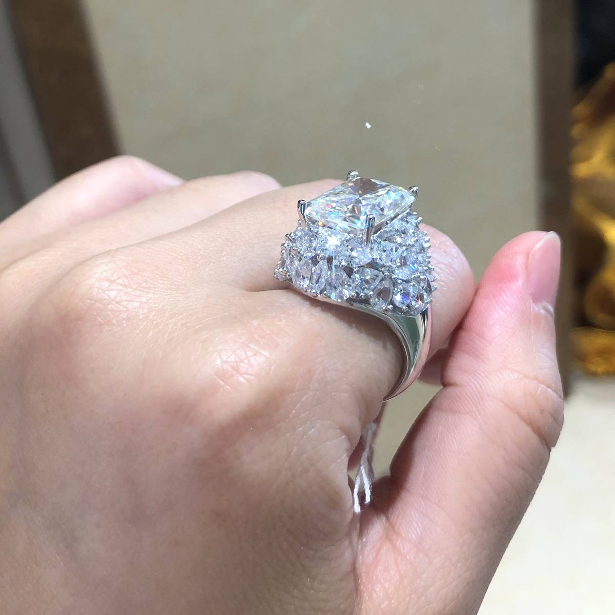 豪华祖母绿切割女戒S925银镀白金定制选款莫桑钻10.0ct/副石高碳钻
